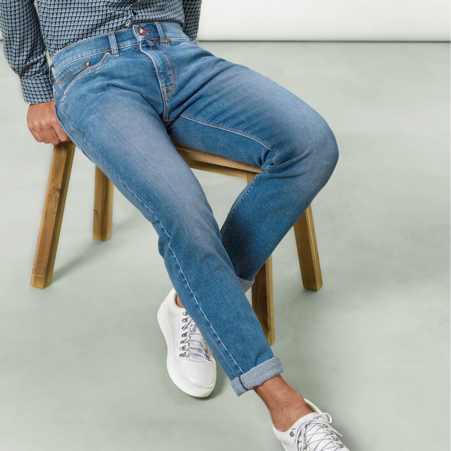 redeti-pierre-cardin-denim-lyon-vilagos-kek-chino-farmer-jeans-stretches-nadrag-elegans-finom-kenyelmes-ferfi-nadrag-modern-fit-divatos-ajandek-oltozkodes-ruhazat-34490-7749-6847